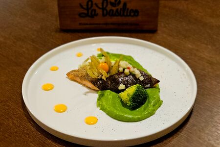 Филе форели с пюре из брокколи