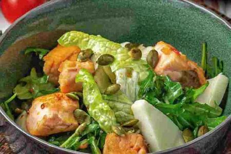 Салат теплый с лососем