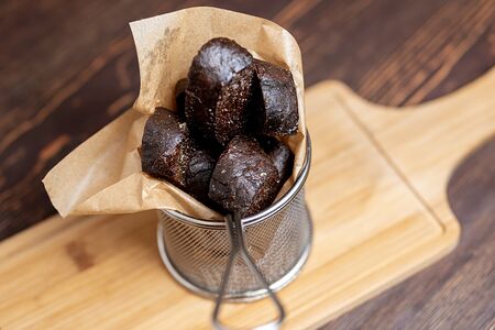 Гренки чесночные с сырным соусом