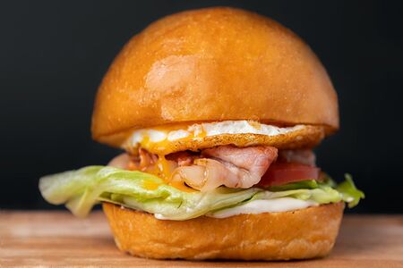 Эгг бургер с беконом