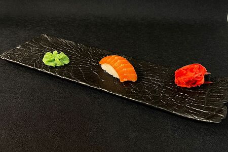 Суши с лососем