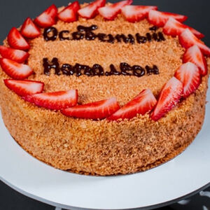 Торт Наполеон по-домашнему с декором из клубники №3