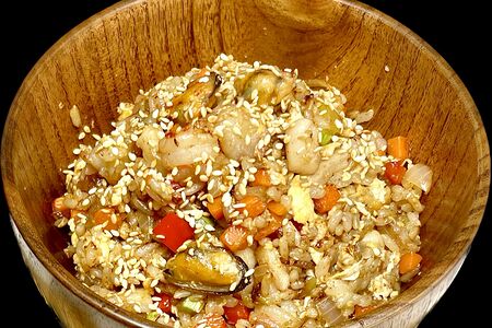 Тяхан с морепродуктами, овощами и яйцом