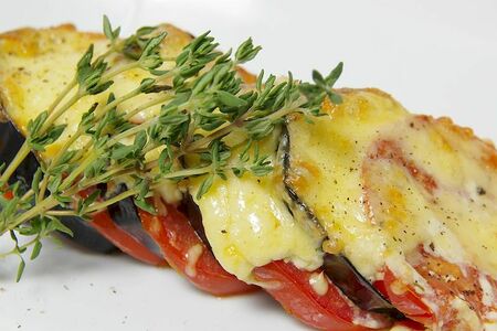 Баклажаны, запечённые с сыром и помидорами