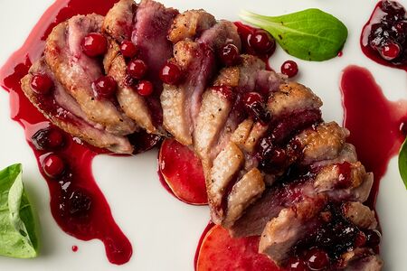 Филе утки под клюквенным соусом на груше