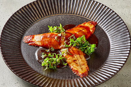 Татаки из угря, крем мисо-сельдерей, трюфельно-имбирный соус