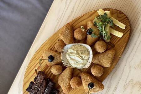 Доска с жареным сыром