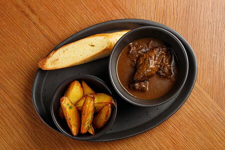 Говядина по-фламандски, томленная в пиве Бургунь де Фландерс