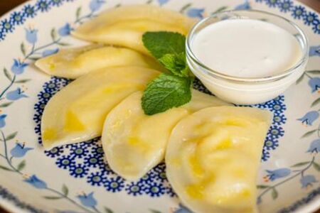 Вареники с творогом и сметаной