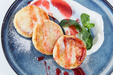 Сырники со сметаной и топпингом