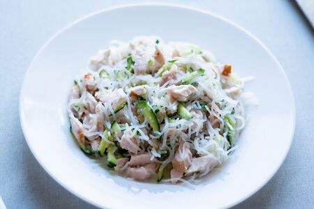 Салат фунчоза с курицей