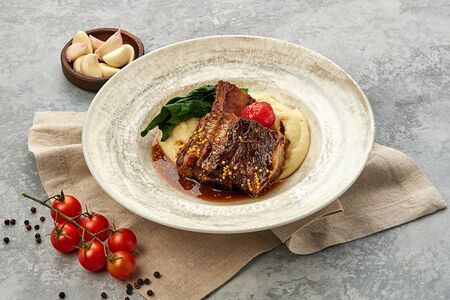 Говяжье ребро с картофельным пюре