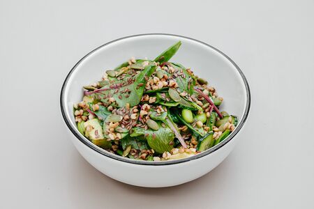 Зеленый салат, авокадо, попкорн из гречки