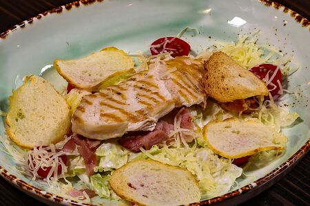 Салат Цезарь с курицей