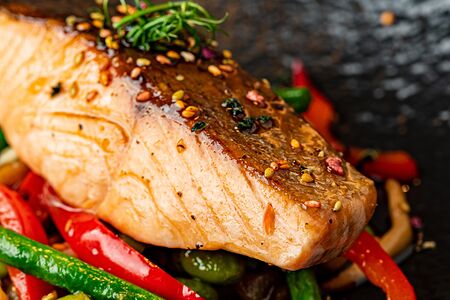 Лосось с овощами