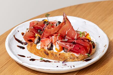 Брускетта с прошутто