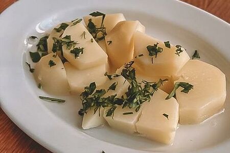 Картофель отварной, подаётся с маслом и зеленью