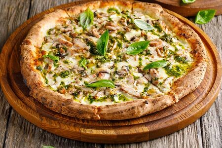 Пицца с цыпленком и соусом песто