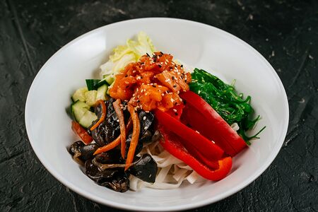 Поке с лососем и удоном