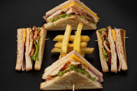 Клаб-сэндвич с курицей и ветчиной