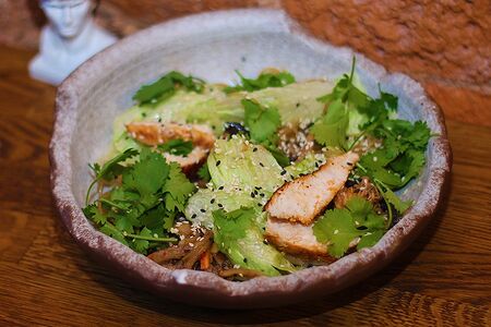 Азия с фунчозой, курицей и грибами