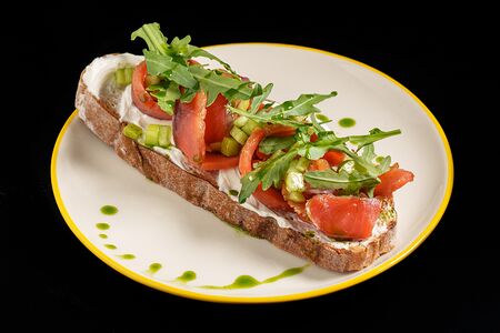 Брускетта с вяленой рыбой