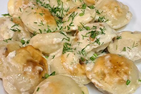 Пельмени, жаренные в сливочно-сырном соусе