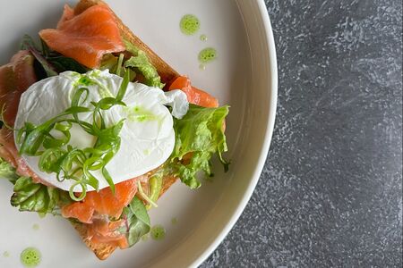 Бриошь-лосось-гуакамоле