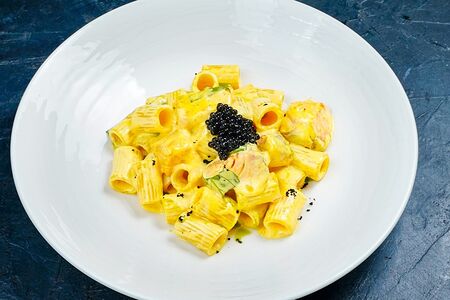 Ригатони с лососем и шафраном