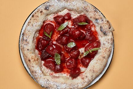 Ватрушка с клубникой