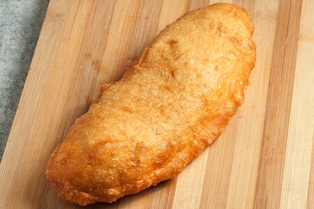 Пирожок с сосиской и картошкой