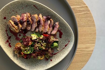 Филе утки с хрустящим салатом и ягодным соусом