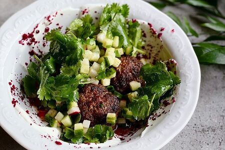 Говяжьи котлетки с зеленью и греческим йогуртом