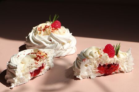 Пирожное Павлова с малиной