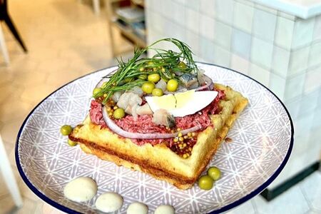 Картофельная вафля со слабосоленой селёдочкой