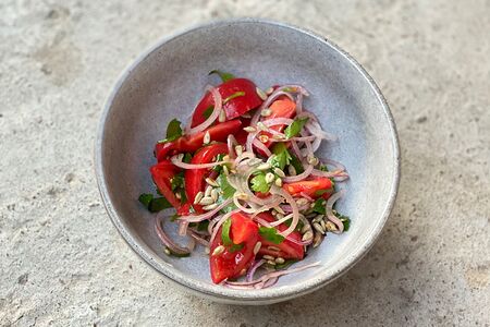 Салат с томатами и красным луком