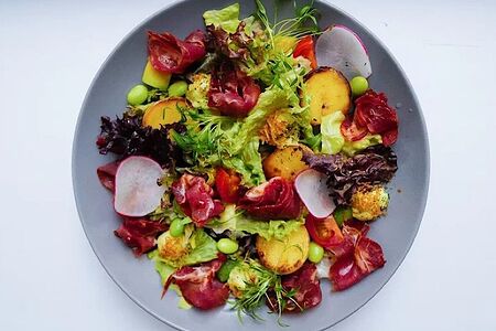 Сырокопченая говядина с муссом из авокадо