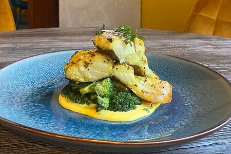 Запеченное филе конгрио с соусом шафран