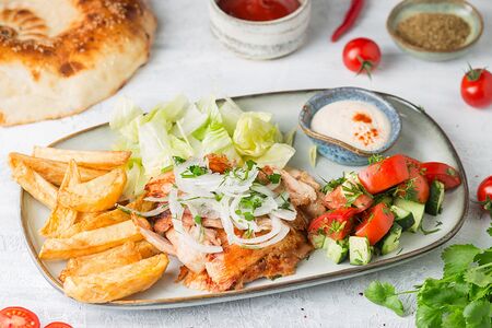 Шаурма на тарелке с курицей