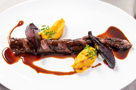 Филе оленя с грушей, тыквенным пюре и можжевеловым соусом