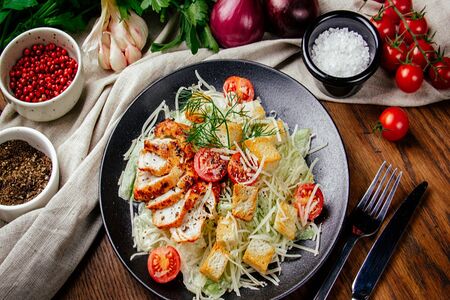 Салат Цезарь с курицей