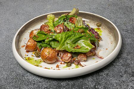 Салат с колбаской