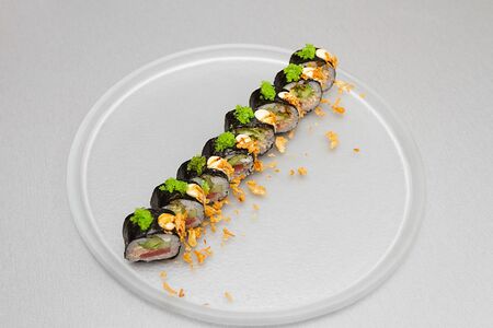 Ролл с острым тунцом и юзу соусом