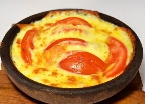 Сулугуни запеченный с помидором