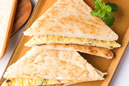 Сэндвич Нежный с курицей, омлетом и моцареллой