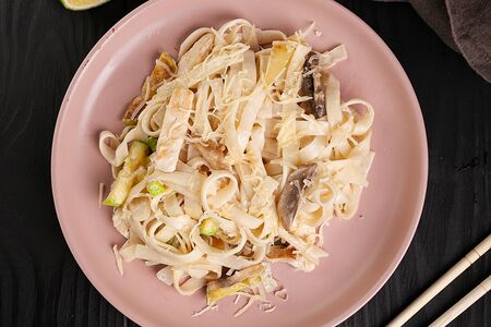 Сливочная лапша с креветками