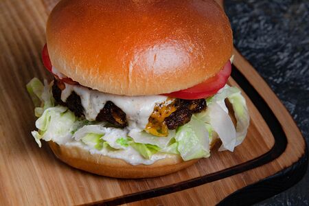 Бургер с котлетой из мраморной говядины