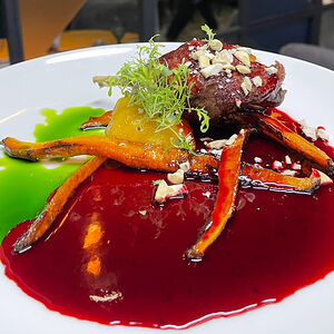 Утка с соусом из смородины с жареными яблоками и молодой морковью