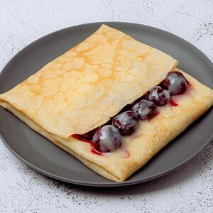 Блин с вишней и сгущёнкой