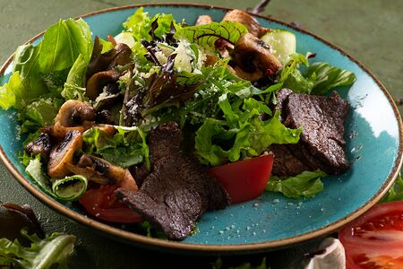 Тёплый салат с телятиной